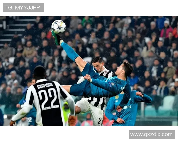 欧冠赛场惊现奇葩瞬间球迷冲入抢走C罗球衣引热议