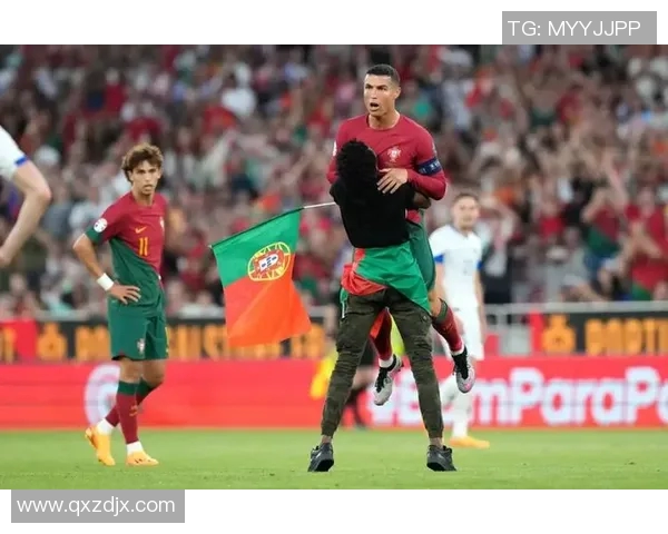 欧冠赛场惊现奇葩瞬间球迷冲入场内抢夺C罗球衣 欧冠赛场惊现奇葩瞬间球迷冲入场内抢夺C罗球衣